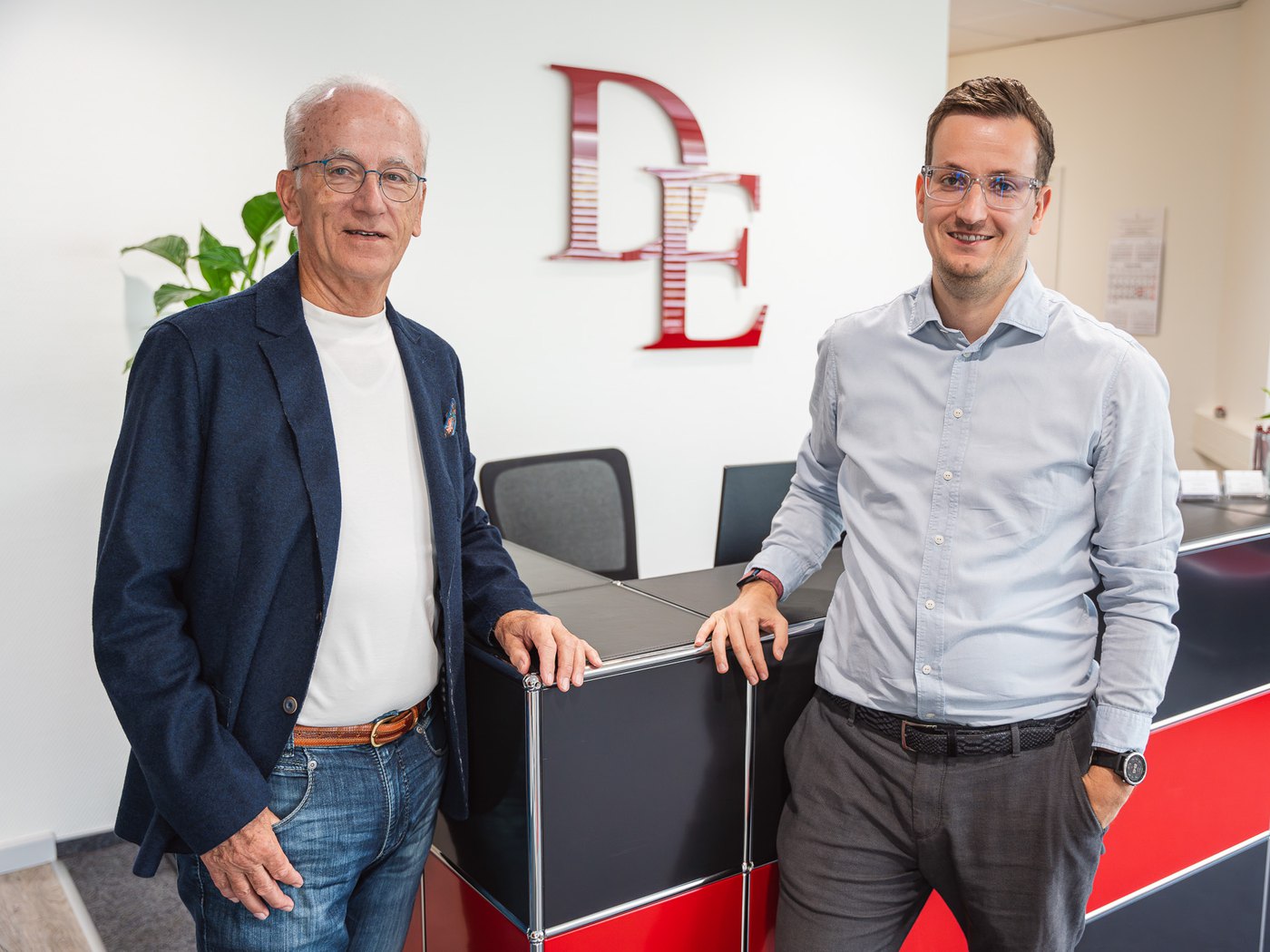 Simon Desler und sein Vater Hans Jürgen Desler am Empfang der Kanzlei